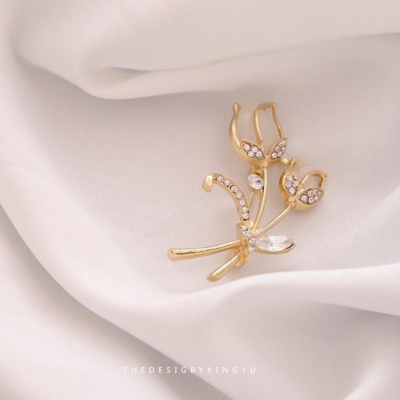 Broche Elegante de Pérola Dourada e Espiga de Trigo: Acessório Versátil e de Alta Qualidade para Mulheres