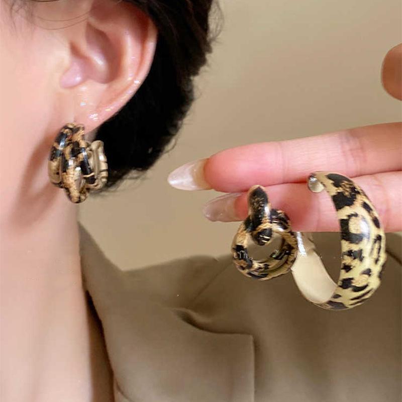 Silver needle simple leopard print geometric stud earrings popular new versatile earrings retro fashion niche earrings