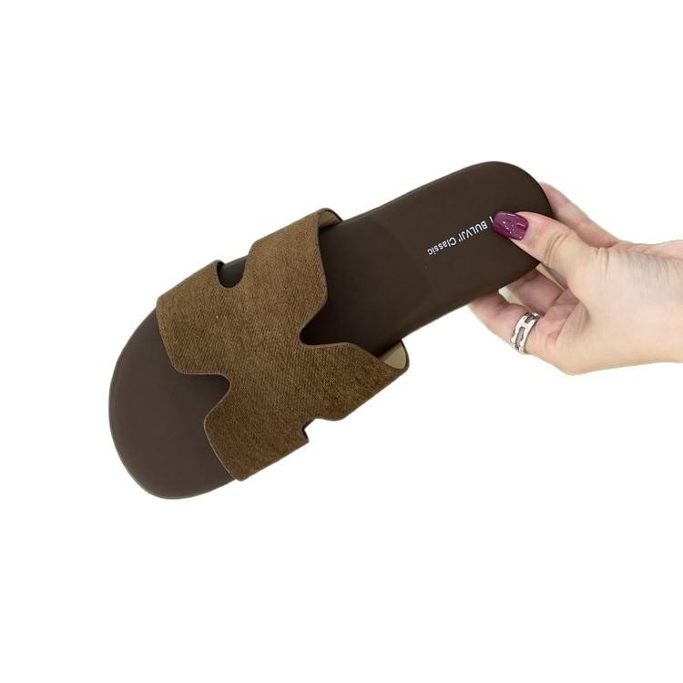 One-word slippers, fashionable and versatile flat-bottomed tourist beach 2025 summer new seaside simple and cool slippers