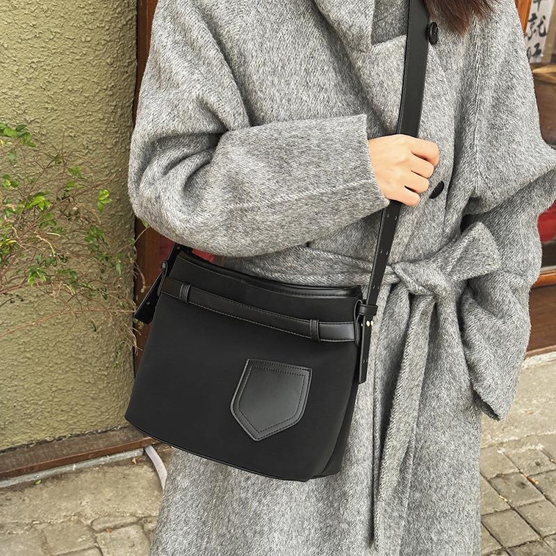 

2025 autumn and winter fashion texture daily underarm bucket bag texture contrasting color simple shoulder bag messenger bag women 26*11*21 чёрный