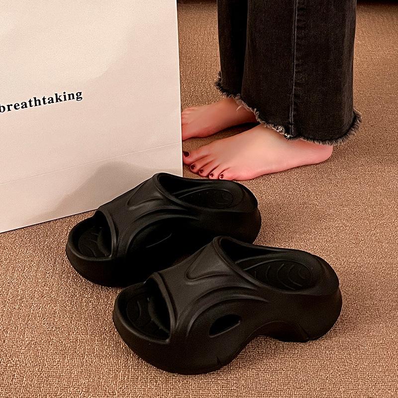 Stepping on shit feels thick-bottomed heightening cool slippers for women's summer wear 2025 new seaside beach fashion casual one-word slippers