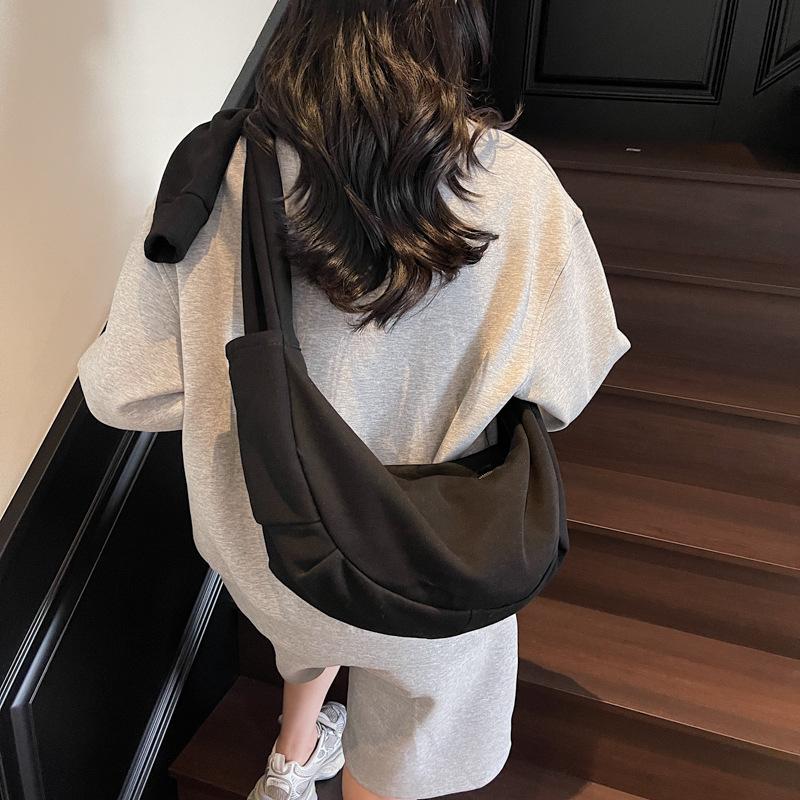 This year, the popular bag ladies 2025 new shoulder bag large capacity versatile canvas messenger bag commuter dumpling bag