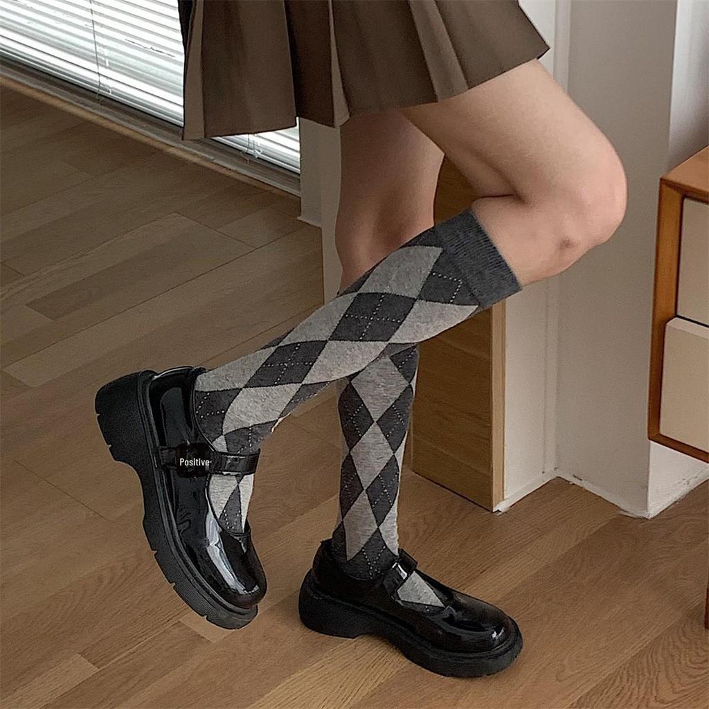 Calcetines de algodón hasta la rodilla a cuadros de diamante de estilo británico retro para mujer