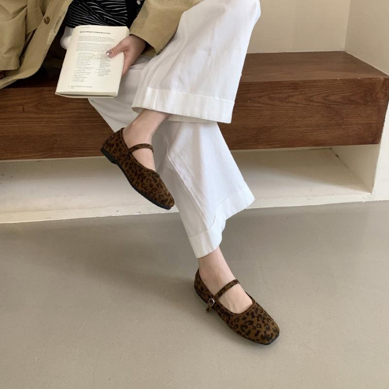 

Retro suede square head one-word buckle with suede Mary Jane shoes women s 2025 new autumn versatile light mouth single shoes 40 темный кофе