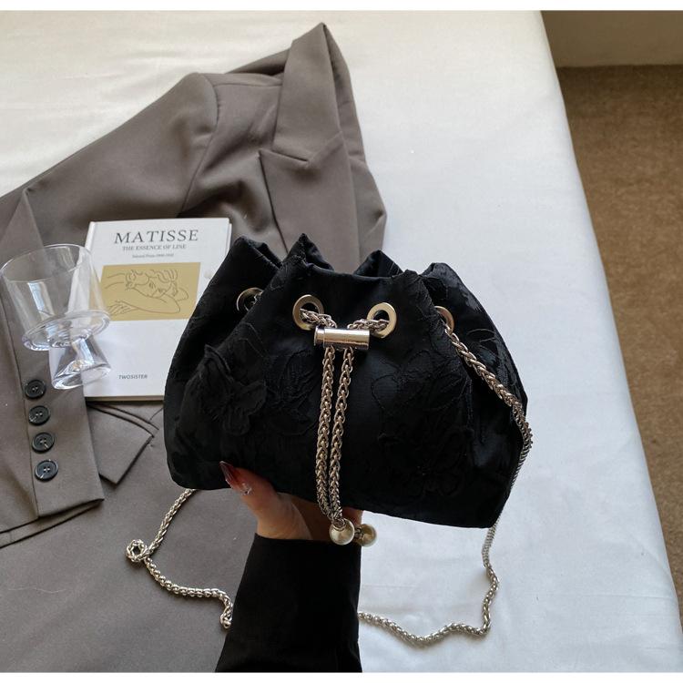 

Сьогодні популярні маленькі сумки, жіночі нові тканинні сумки, сумки-відра, універсальні сумки-месенджери на ланцюжку.