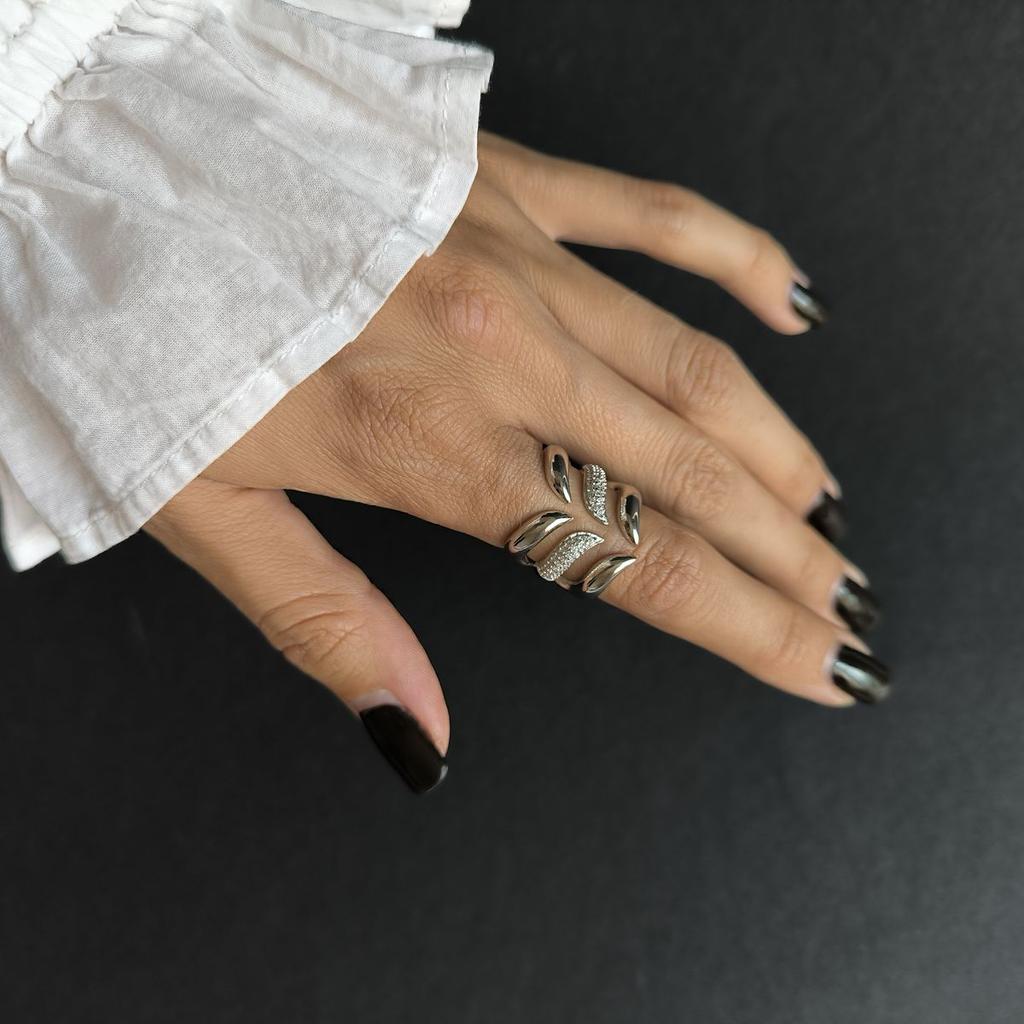 Серебряное кольцо с фианитами, вес изделия 6,89 гр (2192046)