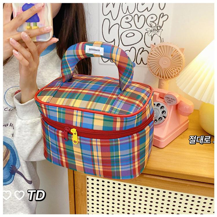 Classic Plaid Wash Bag With Spacious Interior And Dividers For Makeup And Toiletries