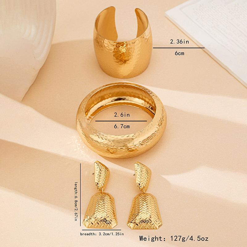 

Модные геометрические серьги-пусеты, браслет с чеканной текстурой, преувеличенный роскошный набор ювелирных изделий