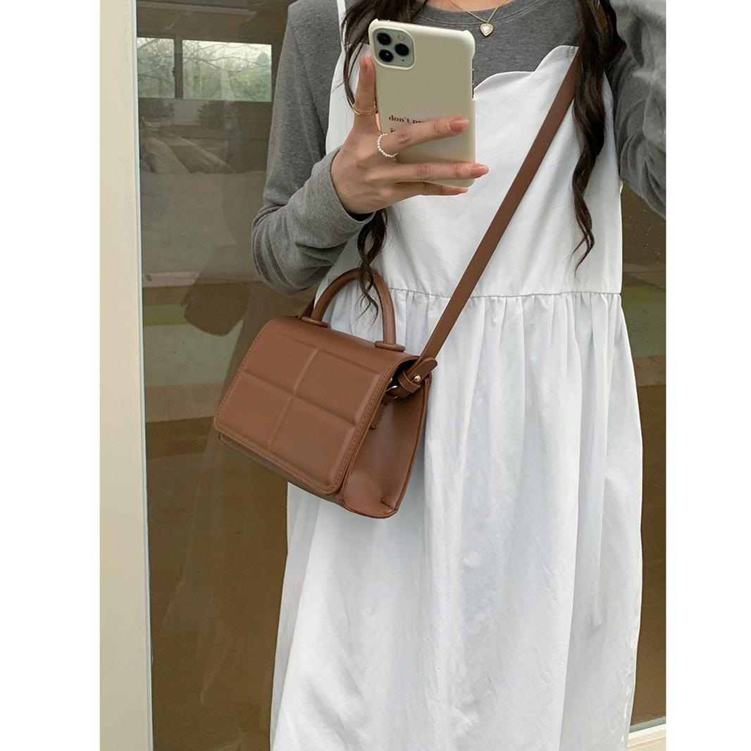 

Новые сумки через плечо Женские текстурные однотонные маленькие квадратные сумки Нишевый дизайн Модные сумки через плечо Корейский стиль Сумки через плечо коричневый