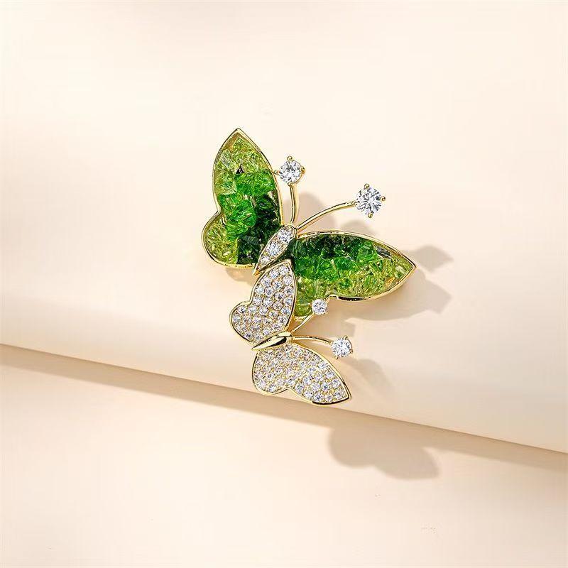 

Изысканная брошь-бабочка из имитации кристалла с градиентом, высококачественная брошь для нишевой костюмной одежды 497#