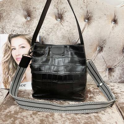 Niche Design Fashionable Black Crocodile Pattern Cowhide Bucket Bag Versatile Leather Shoulder Messenger Bag