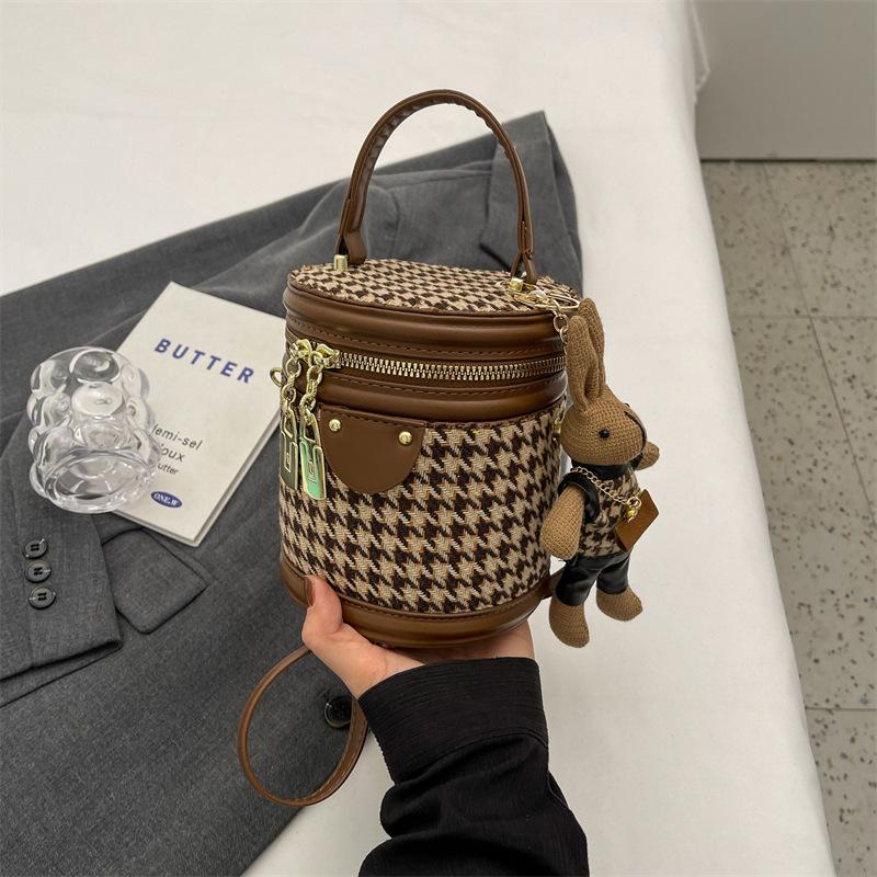 Retro Versatile Small Bag Women's Autumn New Fashion Niche Messenger Bag Texture Diamond Portable Bucket Bag