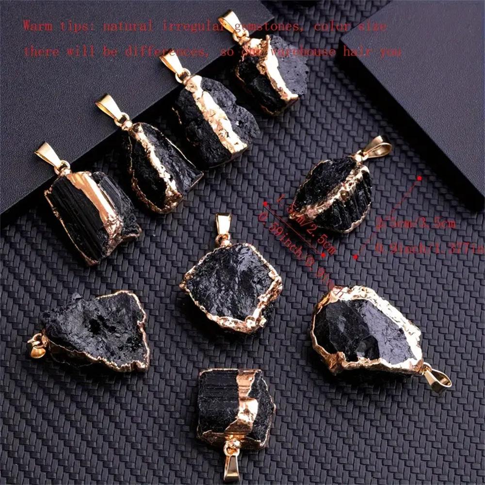 Náhrdelník s přívěskem z přírodního černého turmalínu s hrubým kamenem a pozlaceným okrajem, výprodej s černou koženou šňůrou, rovné vlasy z továrny.