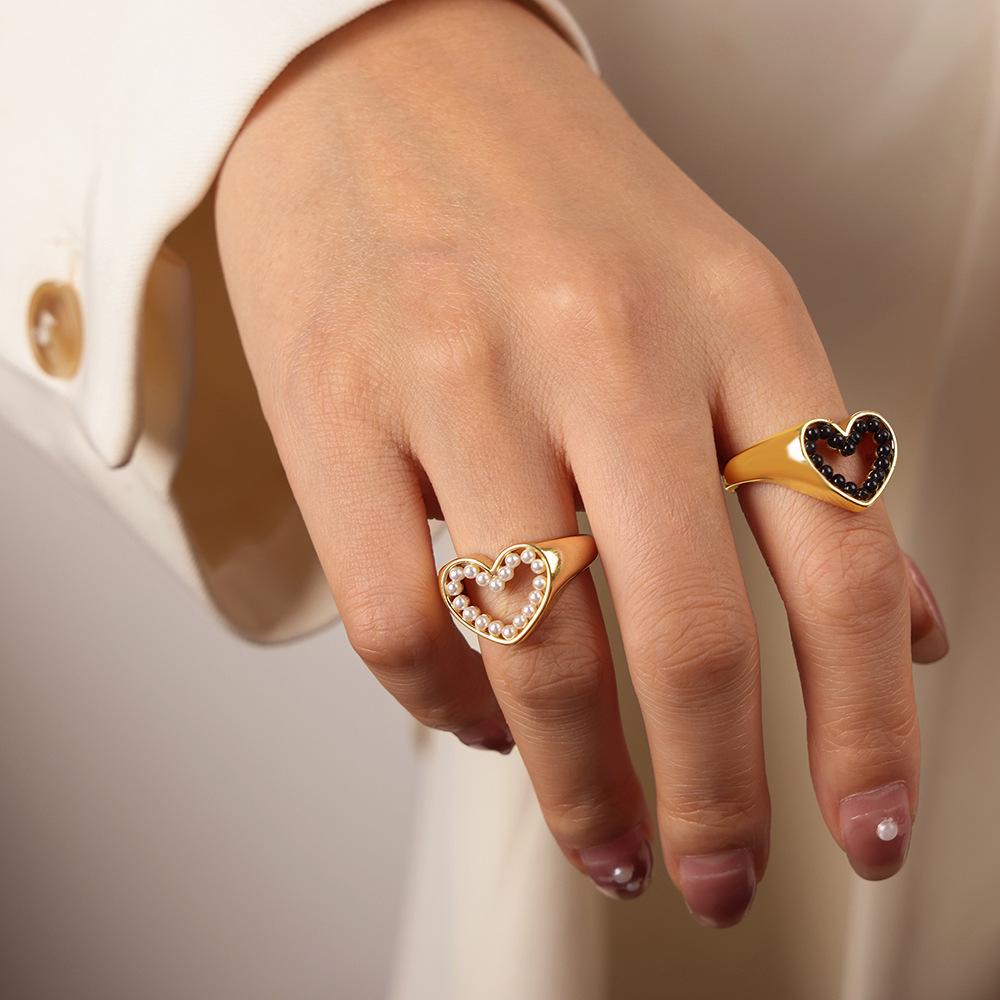 European & American Geometric Gilded Copper Heart Ring with Smooth Surface Design & Creative Imitation Pearl – Trendy Luxury Couple Rings for Women.