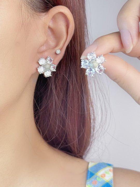 New Korean version Korean flower stud earrings niche design fashion style simple versatile stud earrings ear jewelry