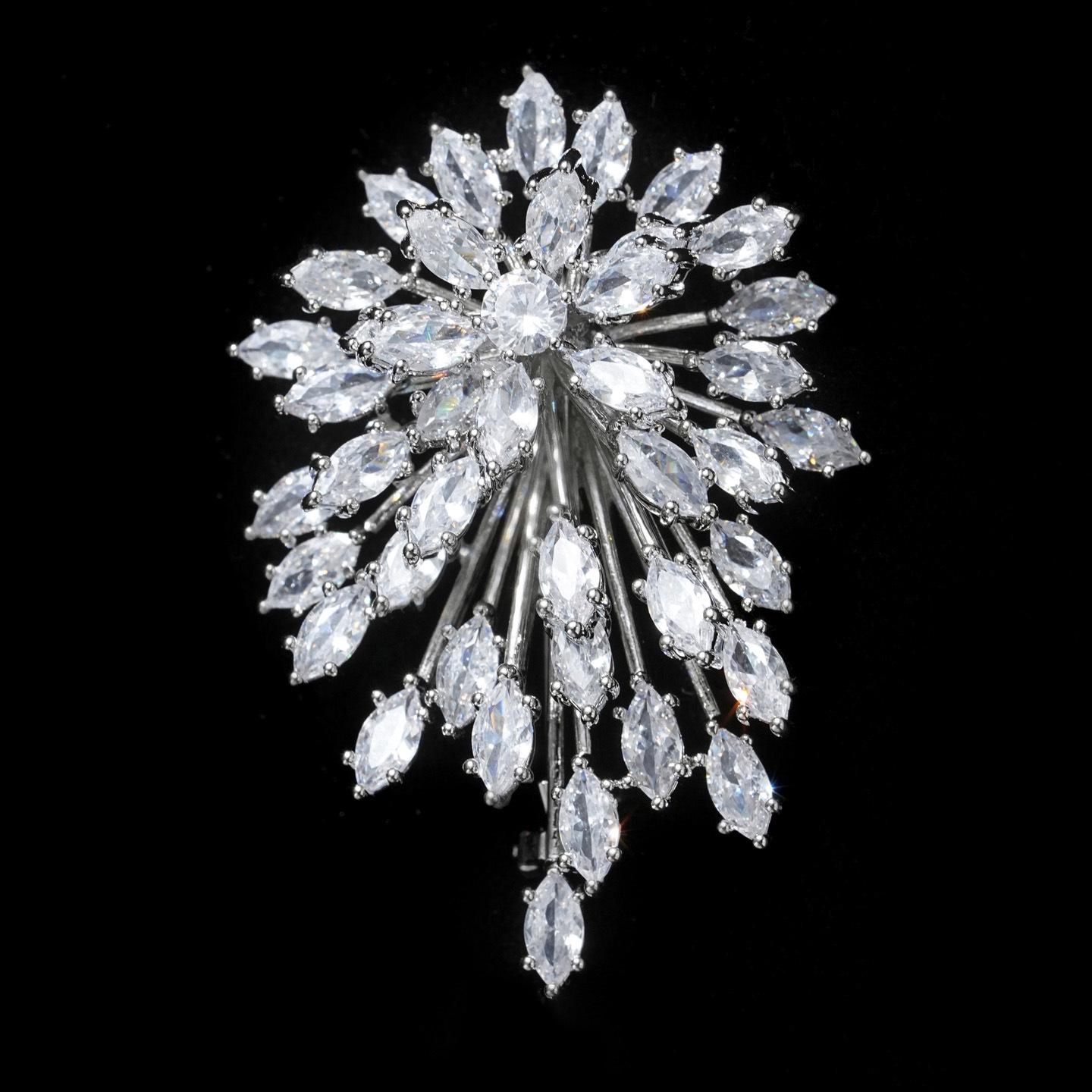 

Брошь «Тысяча кланов. Серебряный фейерверк»: Медная циркониевая бутоньерка в подарок