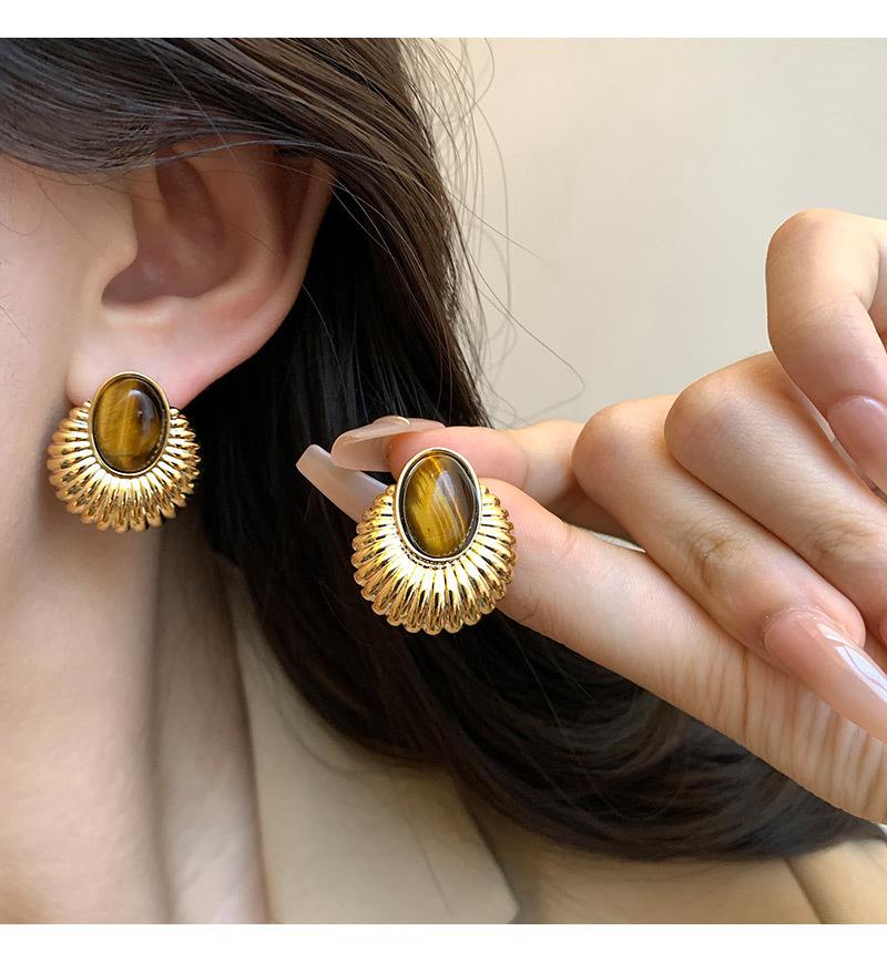 

French premium black oval retro earrings light luxury gold temperament cold stud earrings silver needle earrings кавовий