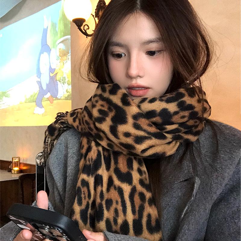Retro leopard print scarf, women's autumn and winter white atmosphere, versatile shawl, long Hong Kong style silk scarf around the neck