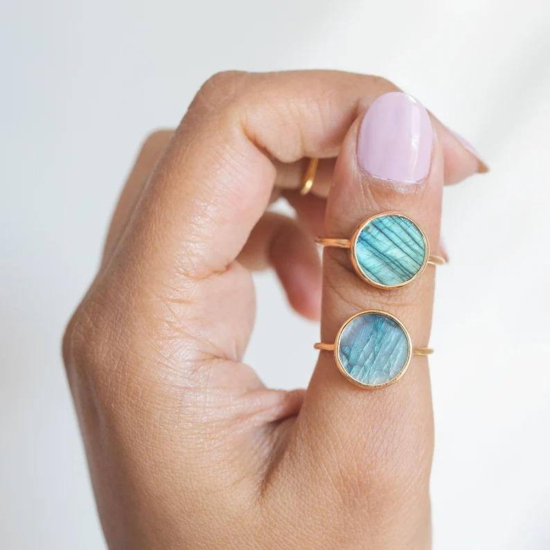 Pierścionek ze srebra próby 925, Pierścionek z okrągłym naturalnym kamieniem szlachetnym labradorytem, Pierścionek z niebieskim połyskiem, Pierścionek z różowego złota. Ręcznie robiona biżuteria, Prezent zaręczynowy, Srebrny pierścionek