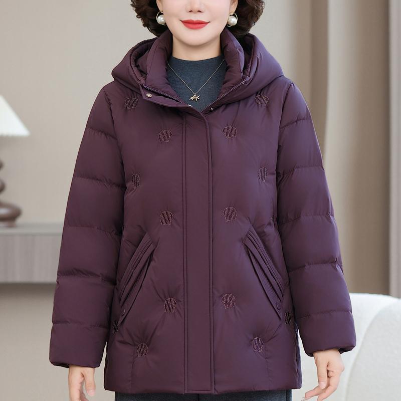 Nadměrná velikost XL-6XL Dámská krátká prošívaná bunda středního věku Zimní svrchní oděv s kapucí Elegantní výšivka Hřejivé péřové kabáty