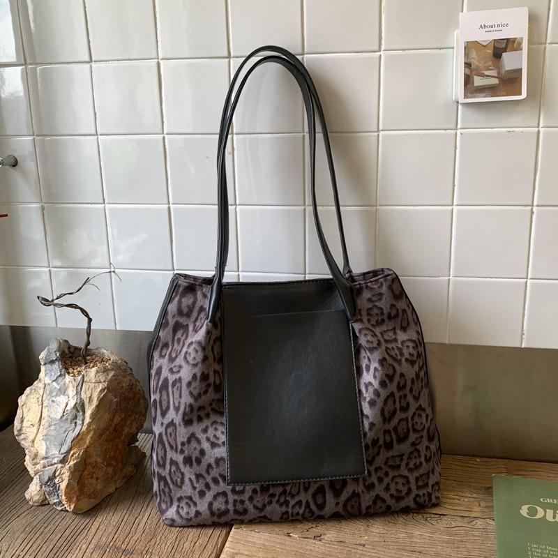 Leopard print bag women's large-capacity 2025 new autumn and winter leisure shoulder shopping bag, popular commuter tote bag this year
