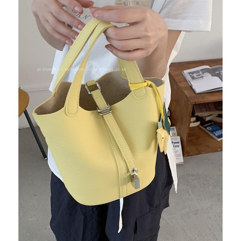 A Fresh and Simple Hand-held Vegetable Basket Bag, A Fashionable and Niche Bucket Bag, and A Versatile Crossbody Bag