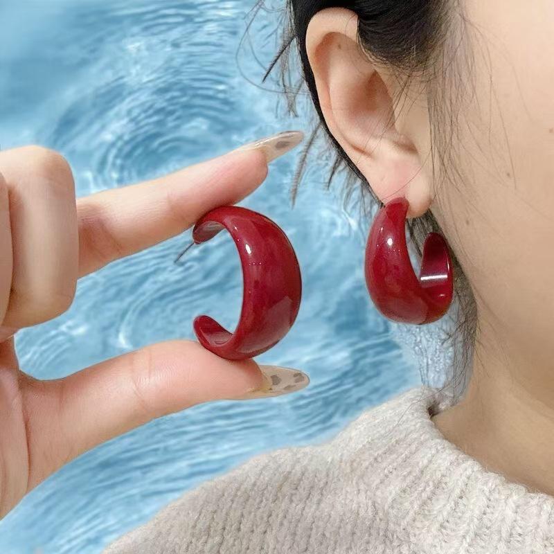 Retro Hong Kong C-Shaped Stud Earrings: Elegant, Fashionable, Exaggerated Jewelry for a Slimmer Face Look.