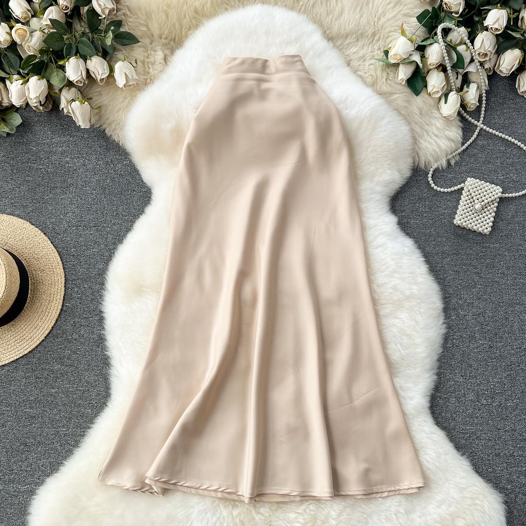 Et high-end satengskjørt for kvinner Et slankende midilengde fiskehaleskjørt