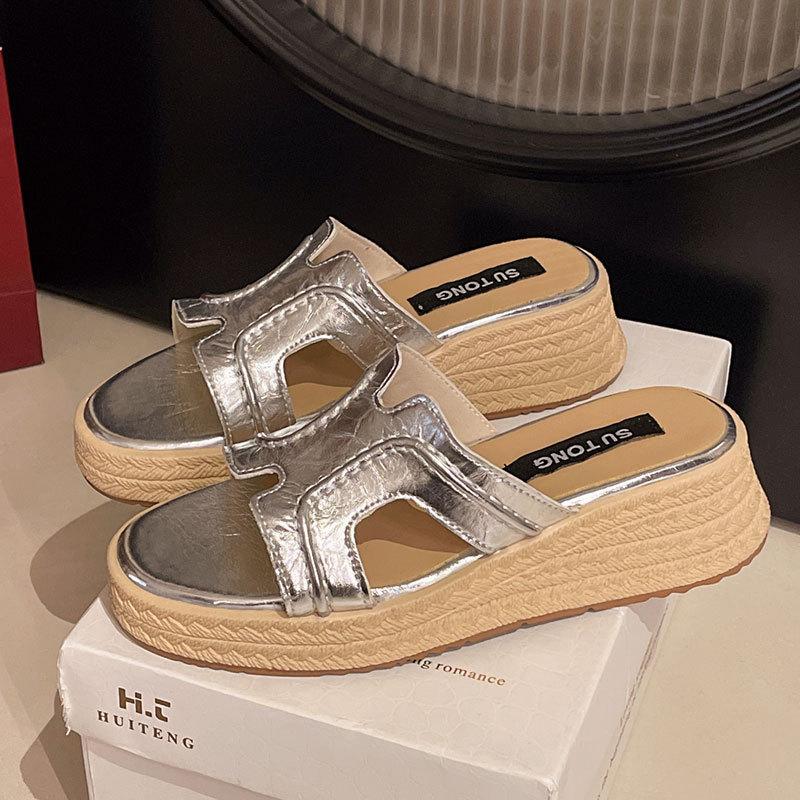 

Толстая подошва на танкетке приподнимает и охлаждает шлепанцы для женской летней обуви 2025 новые модели с юбками, на высоком каблуке, пляжные сандалии на перемычке 40 серебряный