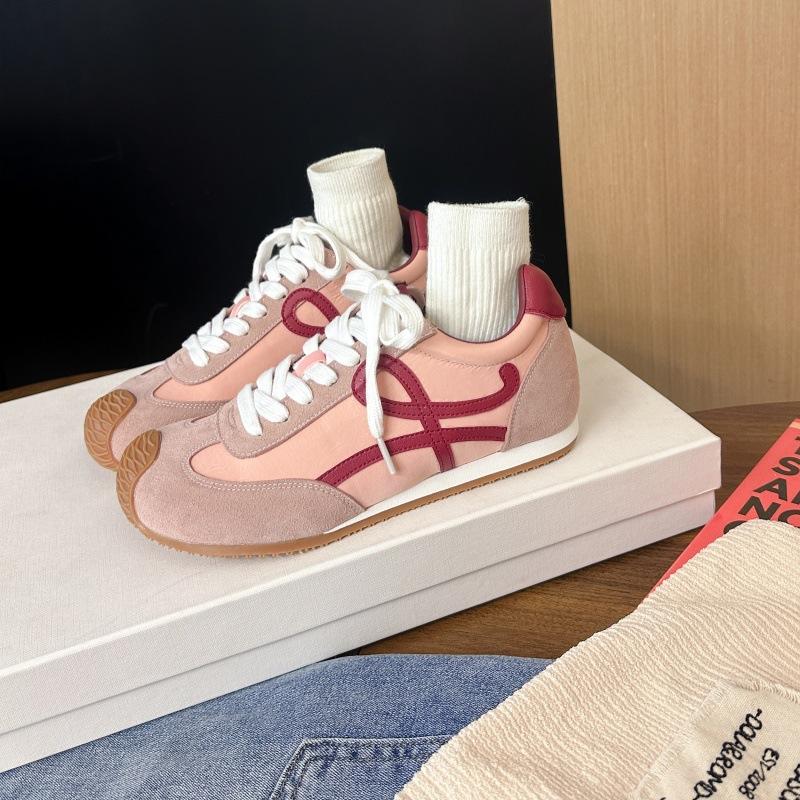 Su Yinyin hat den gleichen Stil von deutschen Trainingsschuhen. Im Frühjahr 2025 werden die neuen Modelle die Höhe erhöhen. Lässige und dünne Sport- und Ligh