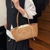 Bolsa da Mãe: Uma Bolsa de Ombro Elegante, de Trama Aberta, para Mulheres, Adequada para Uso Casual.