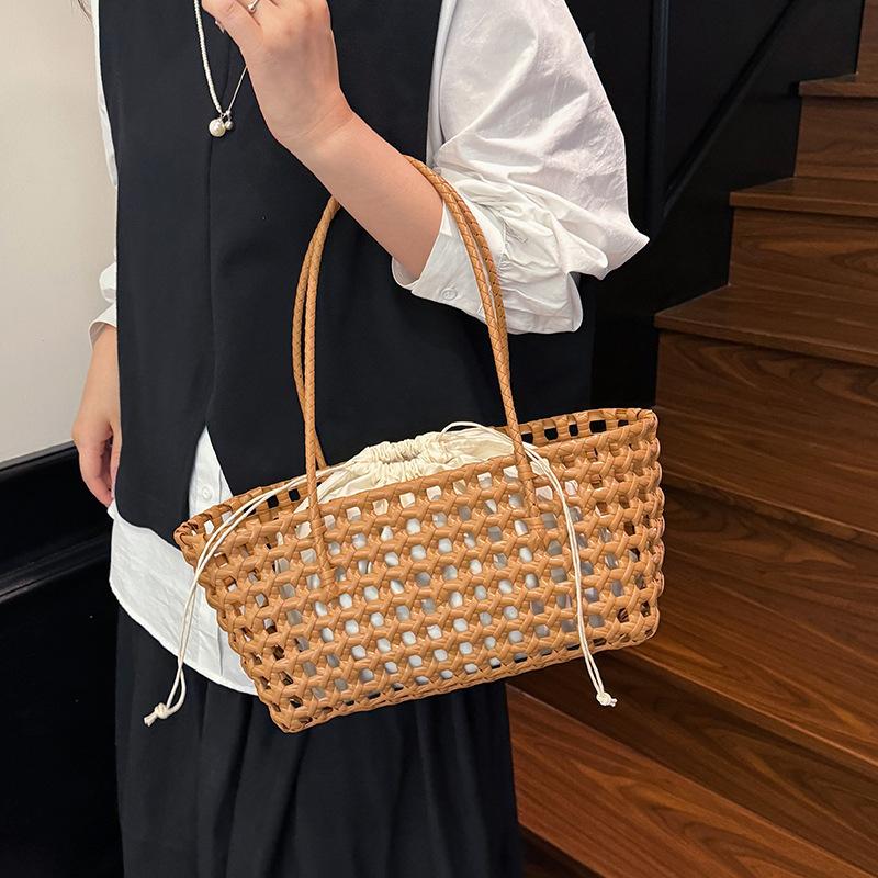 Bolsa da Mãe: Uma Bolsa de Ombro Elegante, de Trama Aberta, para Mulheres, Adequada para Uso Casual.