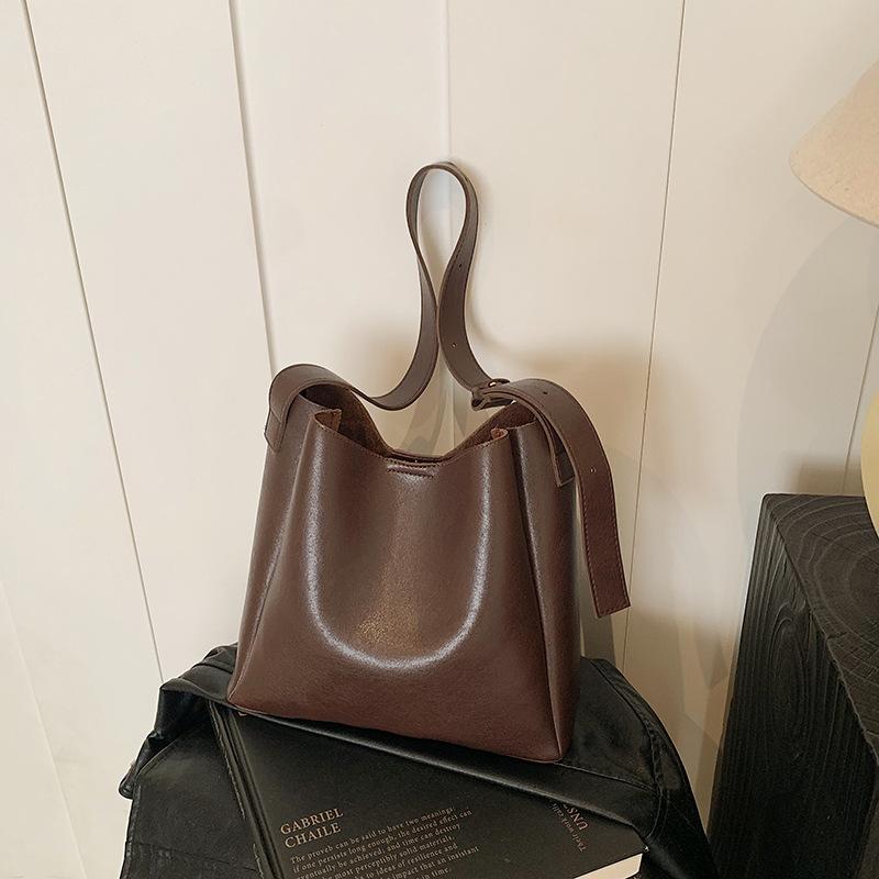 Winter tote bag women's new retro large-capacity messenger bag fashionable and simple commuter shoulder bag