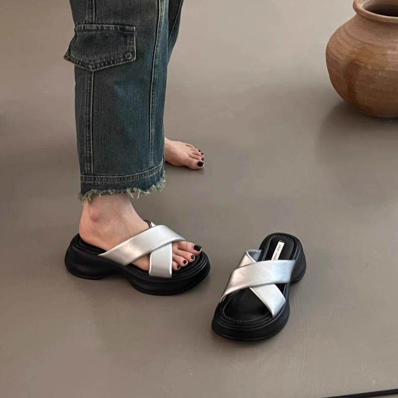 Thick-soled slippers for women's summer wear, new summer muffins to increase the height and cool slippers, small sandals and sandals.