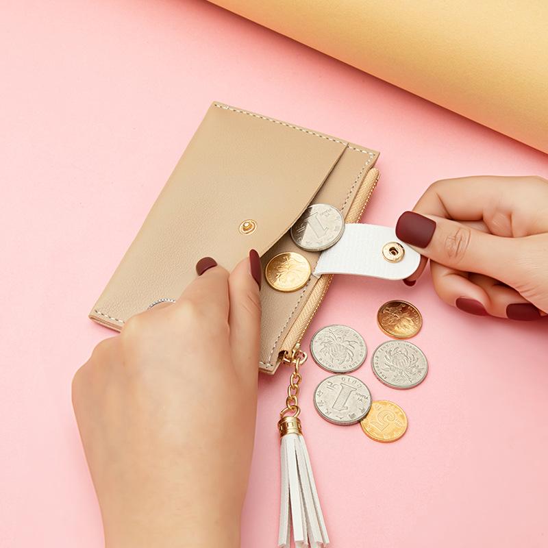 Carteira Mini Feminina Estilo Coreano com Borla, Vários Compartimentos para Cartões e Costura Contrastante.