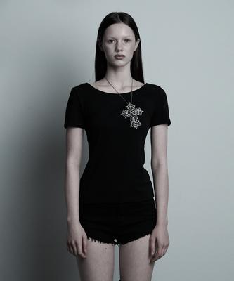 ILLIO Black-Leo Cross Necklace T-Shirt