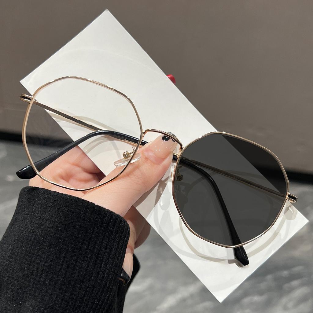 Luxury Metal Frame Photochromic Myopia Glasses Women Men Fashion Large Frame Color Changing Near Sight Eyeglasses UV Protection