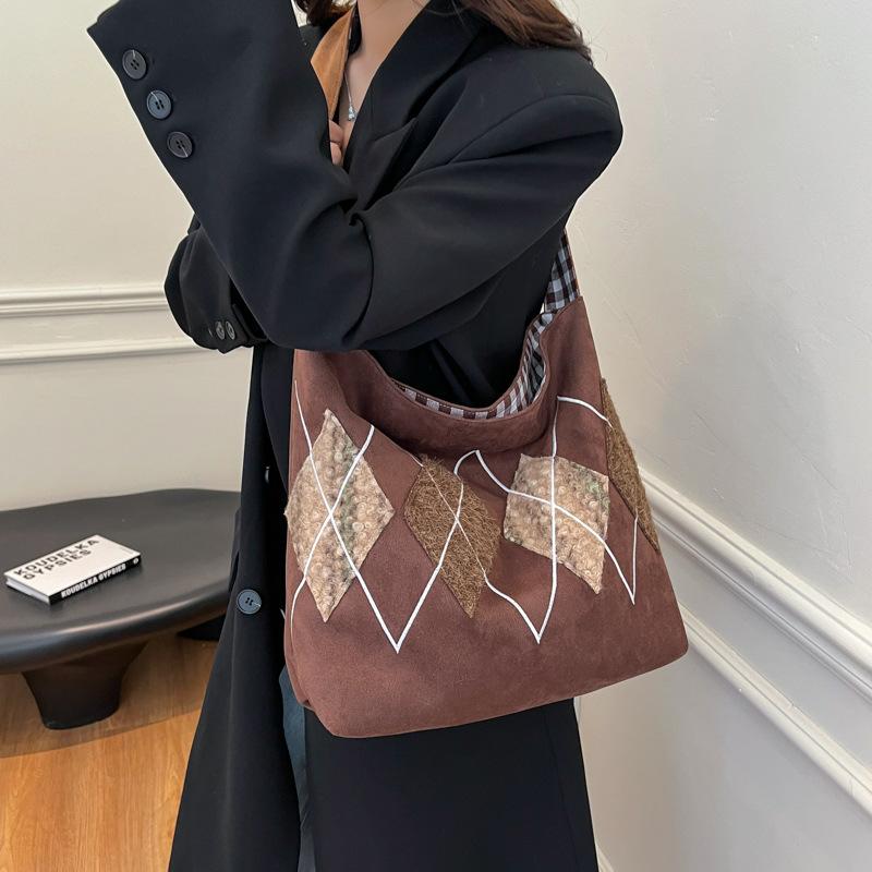 

Сращивание большой вместимости досуг 2025 ретро зима новый простой текстурный тоут на плечо подмышку 31*13*32