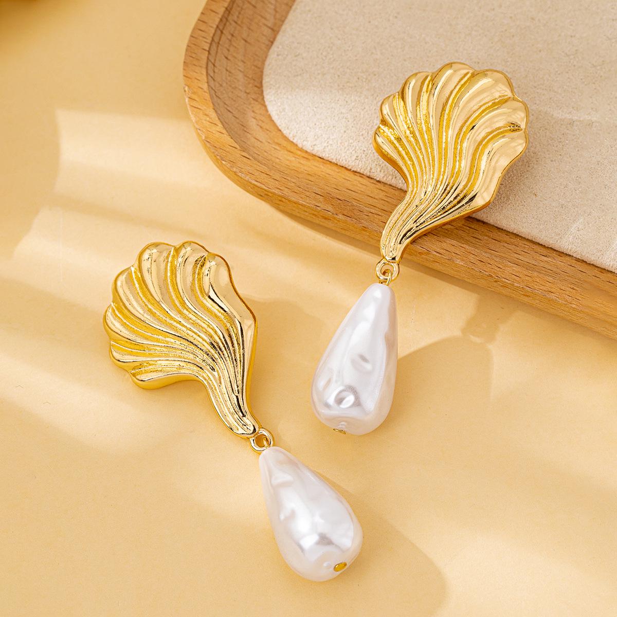 

Metal Shell-Shaped Pearl Pendant Earrings: Stylish European & American Beach Resort Design for Women