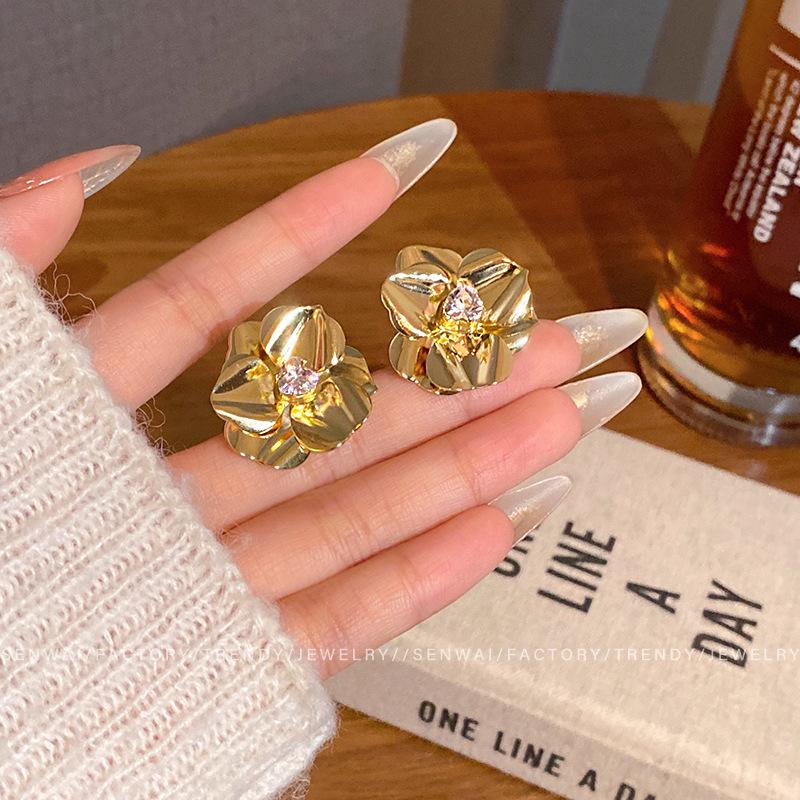 French retro three-dimensional flower earrings women's design stud earrings autumn and winter temperament earrings