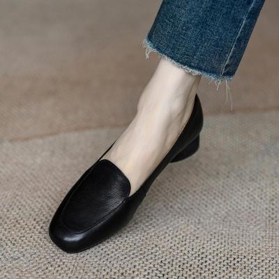 Oferta especial 2024 sapatos de trabalho femininos pretos, pés não cansados, couro macio alargado e engrossado salto grosso 3 cm salto baixo sapatos de salto baixo