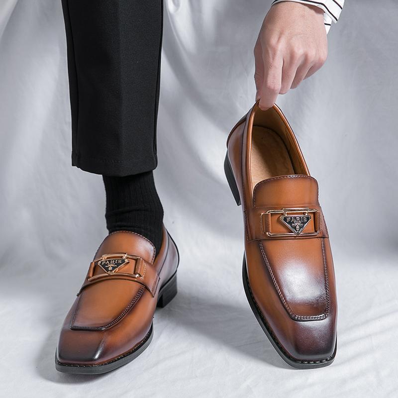 Fashion British Black Brown Slip On Loafers New Men Pointed Patent Leather Shoes Male Designer Formal Wedding Dress Homecoming Footwear
