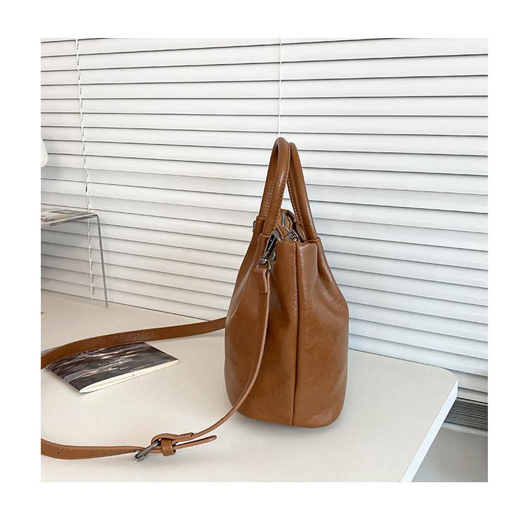 IELGY Retro Oil Wax Leather Simple Mori Style Shoulder Messenger Bag