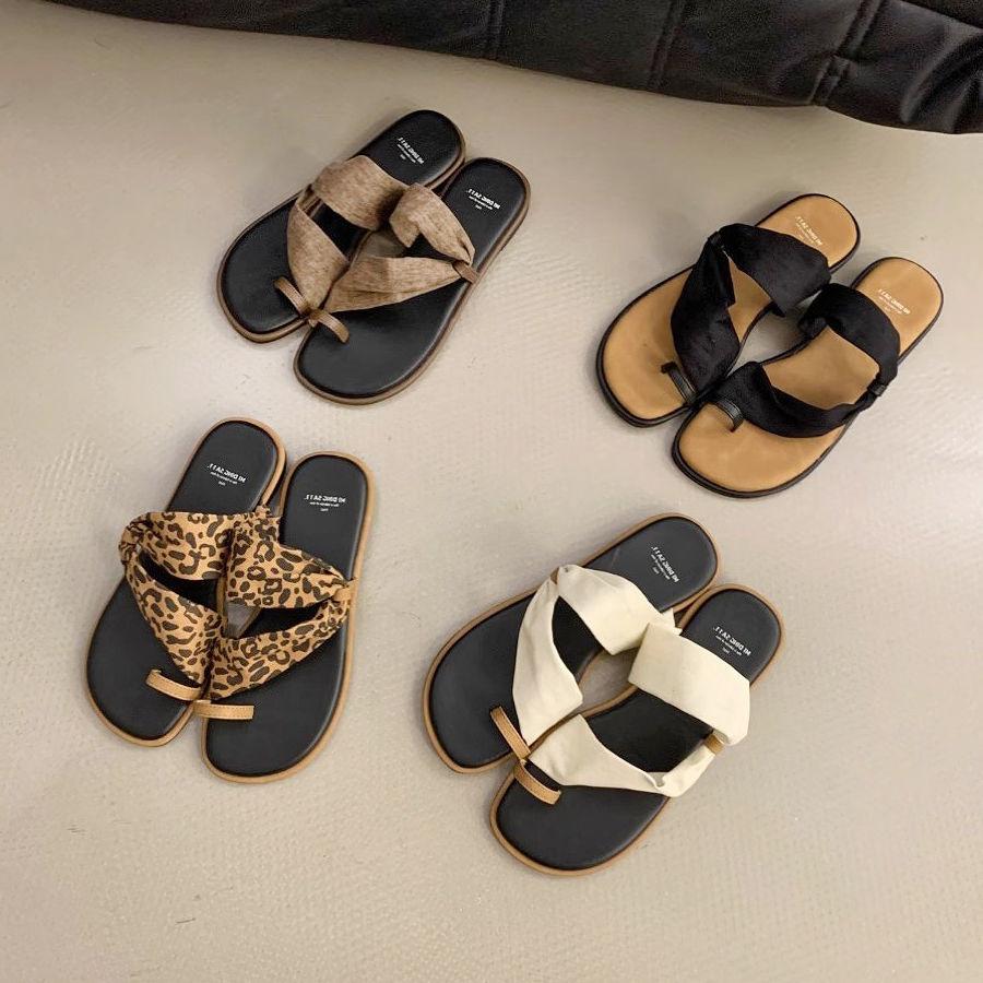 Set of toe slippers summer wear 2025 leopard print flat bottom Thai beach vacation super versatile foreign style pinch foot cool slippers