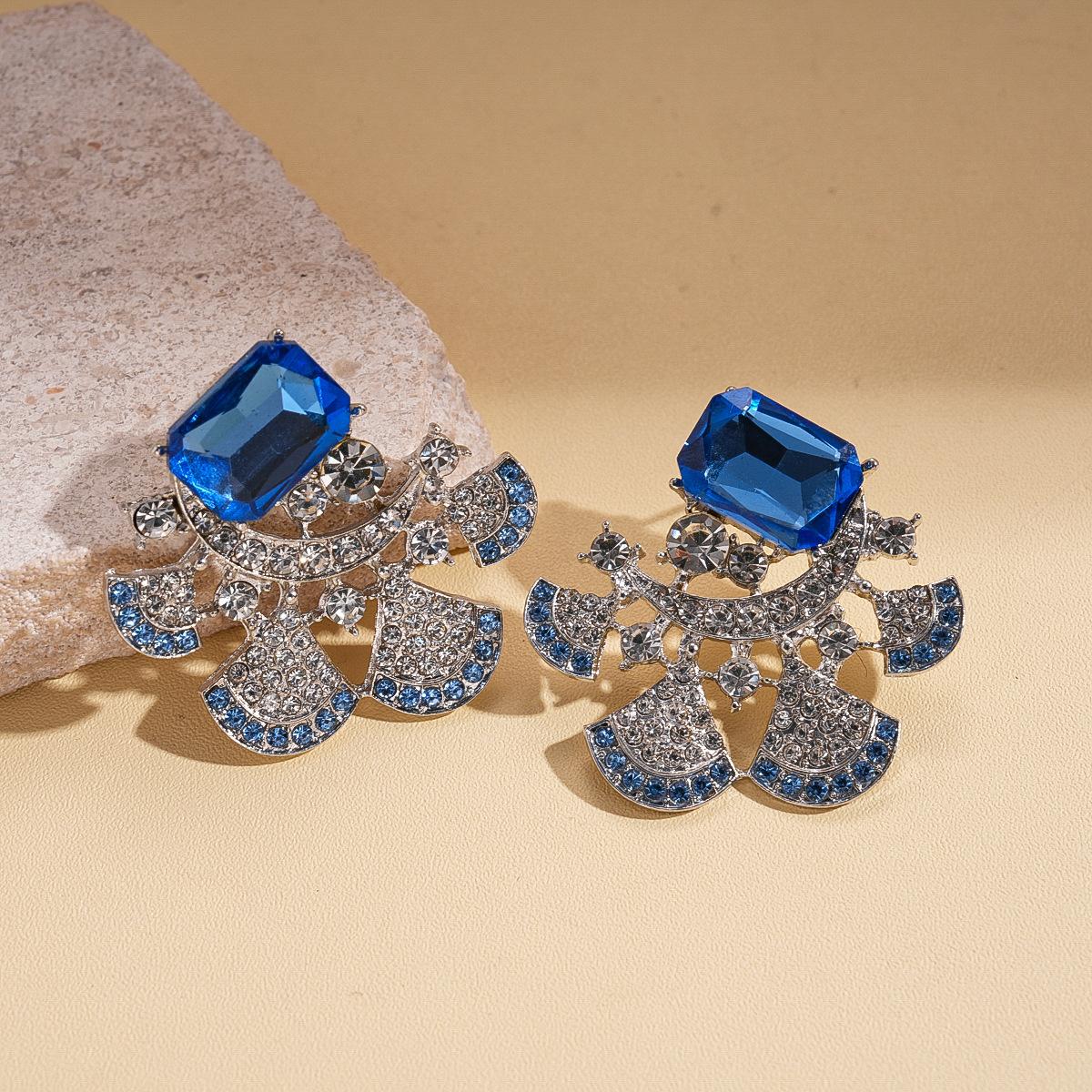 DIGADAGU Metal Scalloped Rhinestone Geometric Stud Earrings New Elegant Glamorous Earrings Women Party Zircon Accessories синий