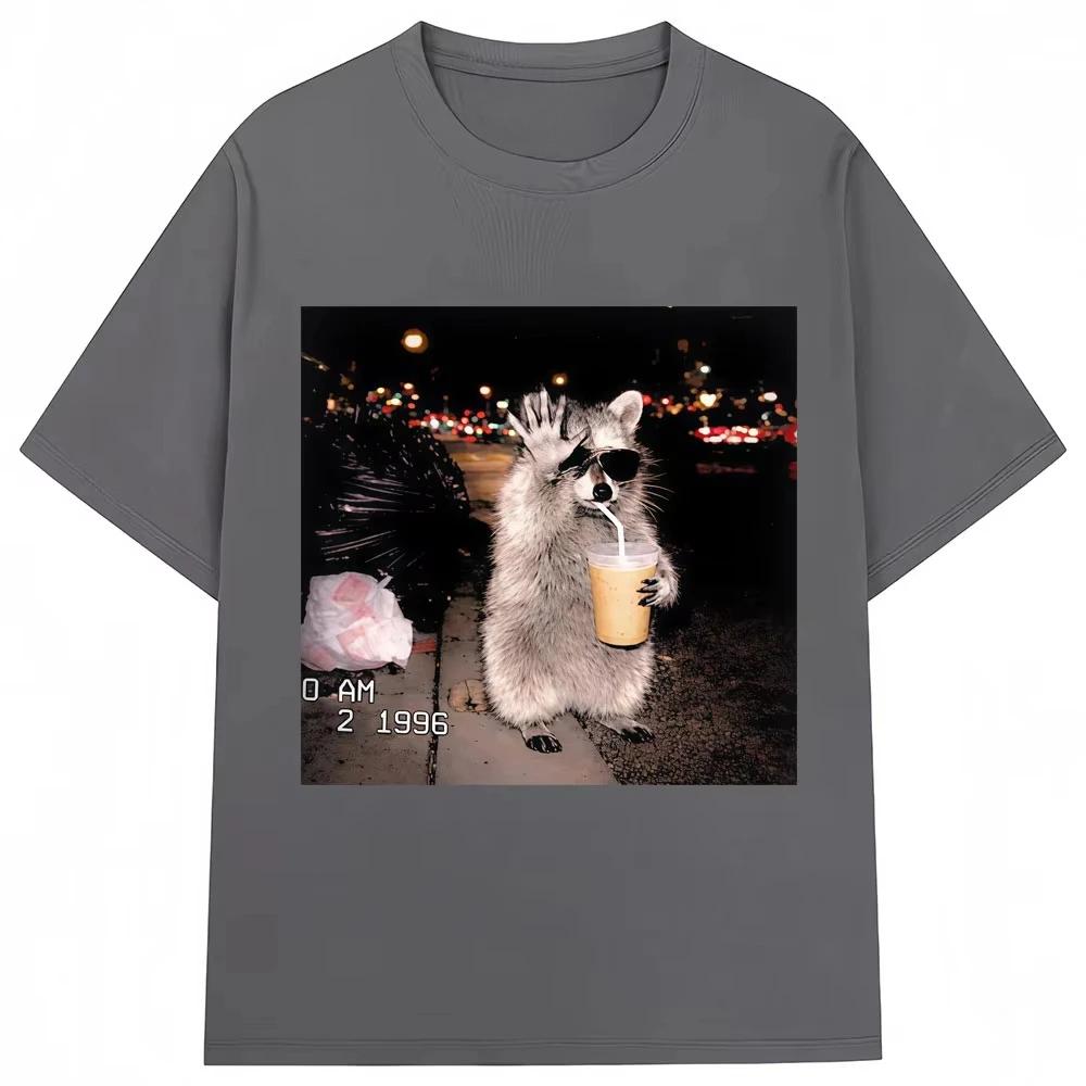 Waschbär trinkt Eiskaffee Lustiger Meme Print T-Shirt Herren Damen Humor Tier T-Shirts Reine Baumwolle Lässiges T-Shirt