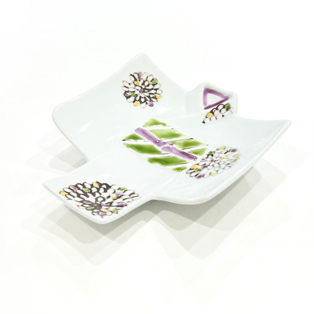 24to3 Kimono-Shaped Plate, Hand-Painted, Colorful Chrysanthemum Design, Individual Kimono Plate with Floral Pattern, Chrysanthemum