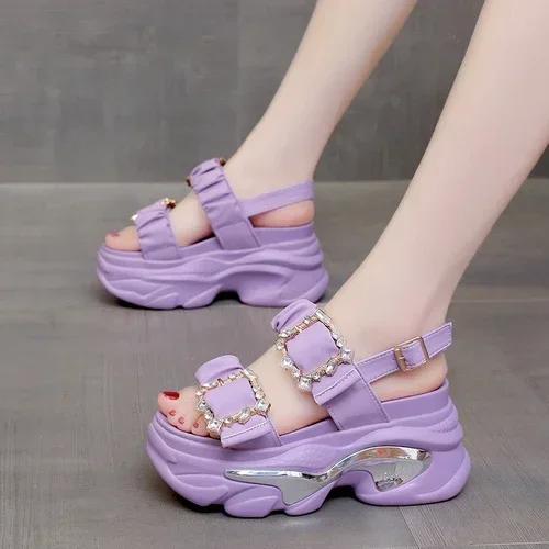 

Летние женские сандалии на высокой платформе с пряжкой, танкетка 9 см, блестящая обувь, мода 2025, уличные массивные сандалии, пляжные повседневные шлепанцы для женщин 39 фиолетовый