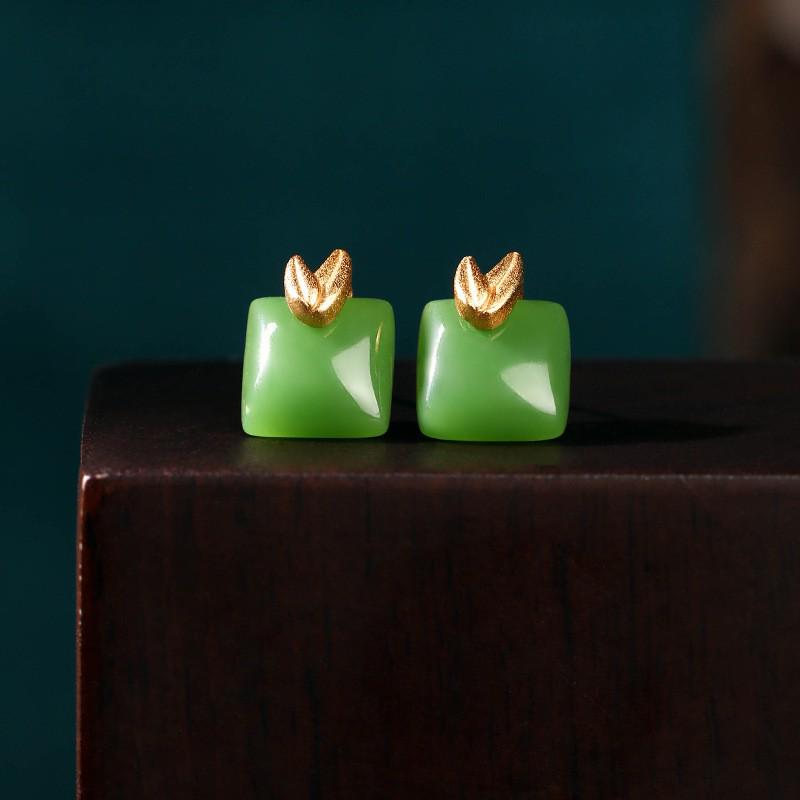 

Серьги-пусеты «Серебряная игла» с листьями бамбука и имитацией нефрита Хэтянь — Нишевый дизайн в китайском стиле Electroplated 24K Gold