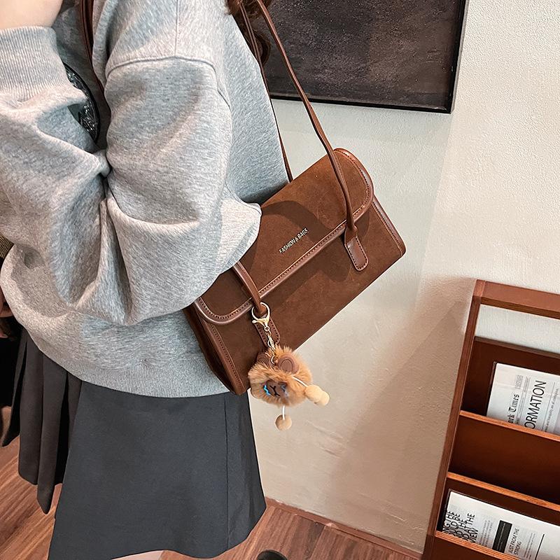 French niche bag women's 2025 autumn new trendy texture shoulder bag foreign style portable baguette armpit bag